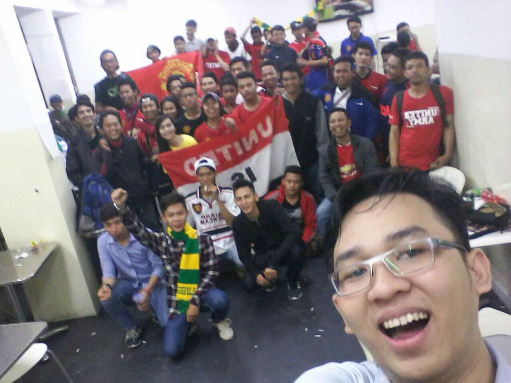 praha_botak's tweet photo. terimakasih untuk semangatnya kawan-kawan @SU_JakBar. semangat yang harus ditingkatkan!!! 👏👏👏👏 #SUfamily http://t.co/LSLqBda1s3