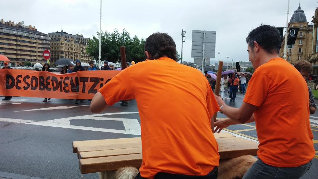 [#HerrikoakLibre] Txalapartariek jarri diete doinua martxari Kursaaleko zubi inguruan.