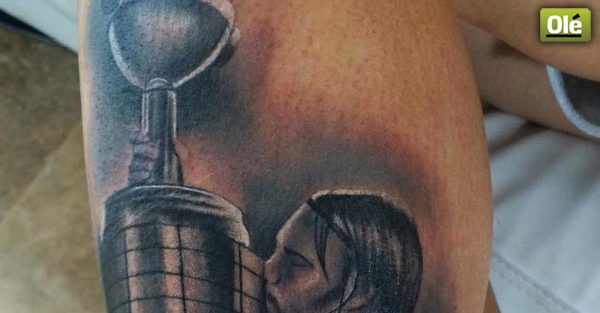 DiarioOle's tweet photo. #River | Cavenaghi cumplió su promesa y se tatuó con la Copa Libertadores. Mirá ▶ http://t.co/BV6pOO8nNP http://t.co/LVrDcKpe67