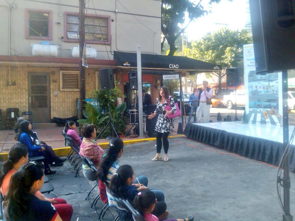 VerdadesMH's tweet photo. Mañana de #ÓperaUrbana🎶 y @cuentearte con Esteban Galicia, junto a vecinos de @ColoniaEscandon, en @delegacionMH🎭 http://t.co/pWE7A5zX2L