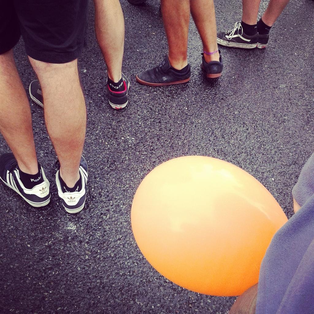 Globo laranjak #Donostia n! Jendetza euri tanten artean. #herrikoaklibre #aitzagalibre #usurbil