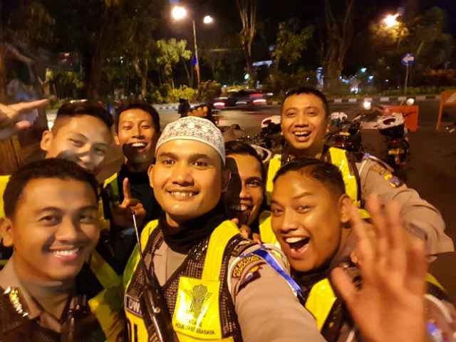gemini_73347's tweet photo. @EBSFM Kancamuda selamat ber malamgguanYa  #Zona5Watt http://t.co/9JXy6zAbPg