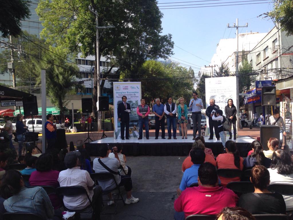 desarrollodelMH's tweet photo. .@Humberto_Morgan Se entregan banquetas y mesetas, parte del proyecto #ImaginaEscandon en Martí @delegacionMH http://t.co/gZwt4GvIOp
