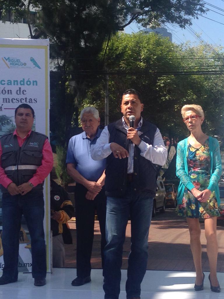desarrollodelMH's tweet photo. .@Humberto_Morgan Se entregan banquetas y mesetas, parte del proyecto #ImaginaEscandon en Martí @delegacionMH http://t.co/gZwt4GvIOp