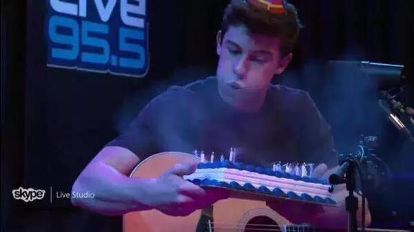 grantsvans's tweet photo. aww #HappyBirthdayMuffinMan http://t.co/Q8wFU8q0xY