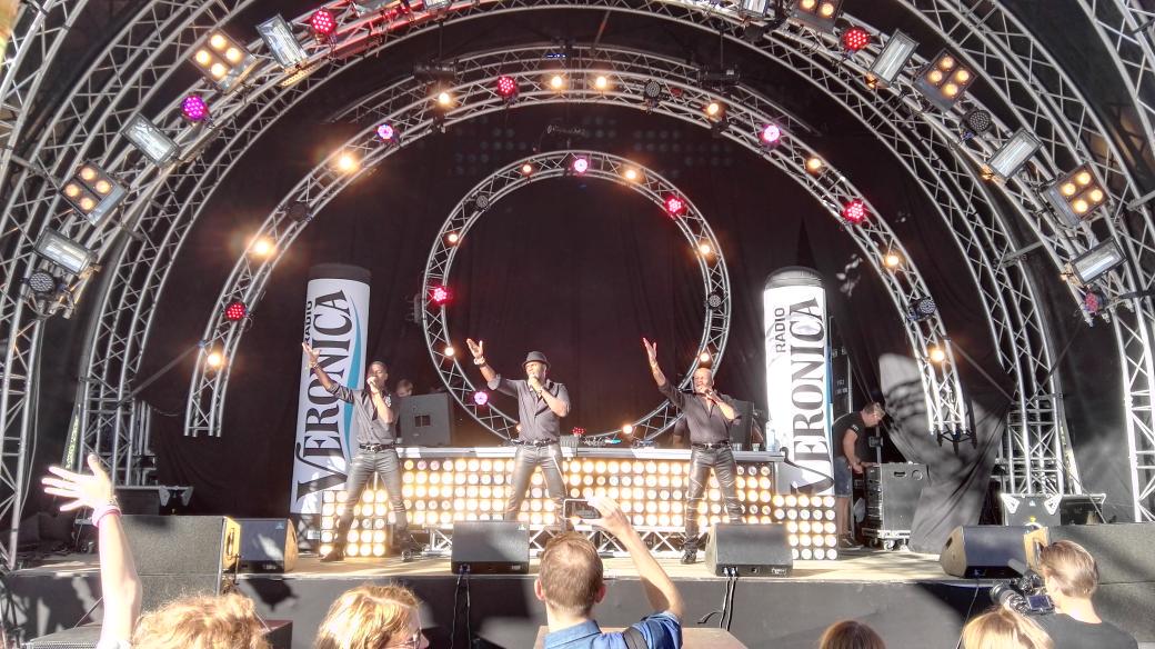 DutchValleyFest's tweet photo. Alle klassiekers komen voorbij! Ze kunnen er wat van deze Soulm3n! #Dutchvalley http://t.co/wsBD2adfbM