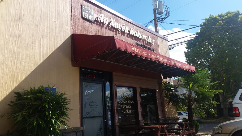 Picking up our #FrenchRolls at #AnXuyenBakery on #SEFoster in #Portland This place is awesome!