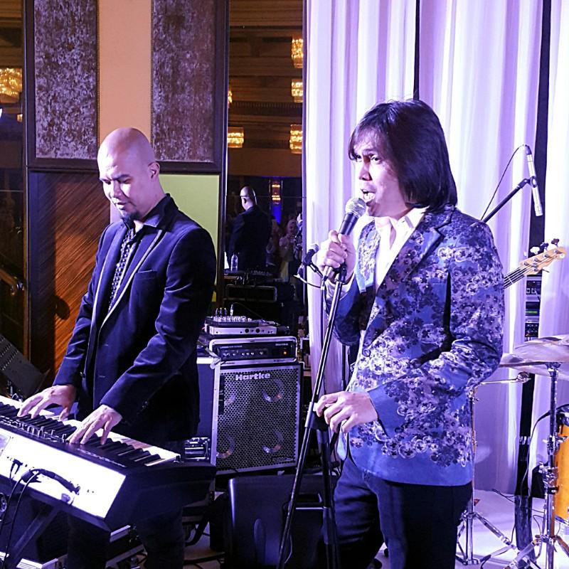 RosmanPositivo's tweet photo. The coolest thing tonight: Dewa Reunion. #imanwedszie @ONCEmkl @AHMADDHANIPRAST http://t.co/smZ1fXOrw4
