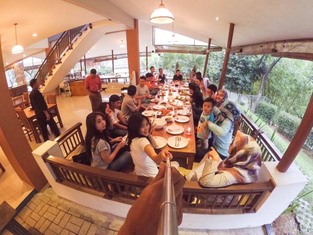 MAXIBOGOR's tweet image. Happy anniversary 3rd years maxi bogor 😎