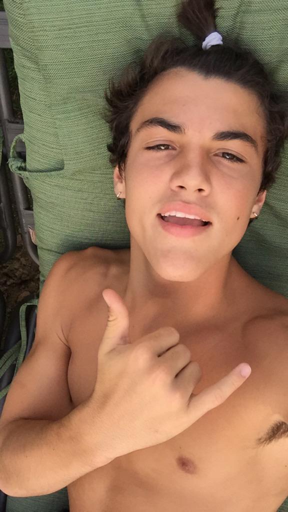 EthanDolan's tweet photo. Sup http://t.co/QOQlu6W3hI