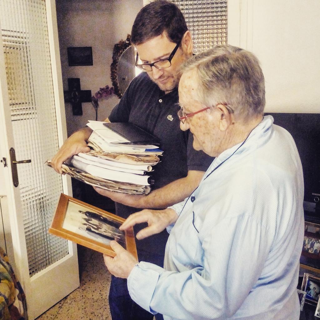 LleidaLlista's tweet photo. Recopilació documents #65anysfenthistòria  President honorífic Manolo Solís entrega a @oardiaca #EmocióSobreRodes http://t.co/aIiknxGrNC