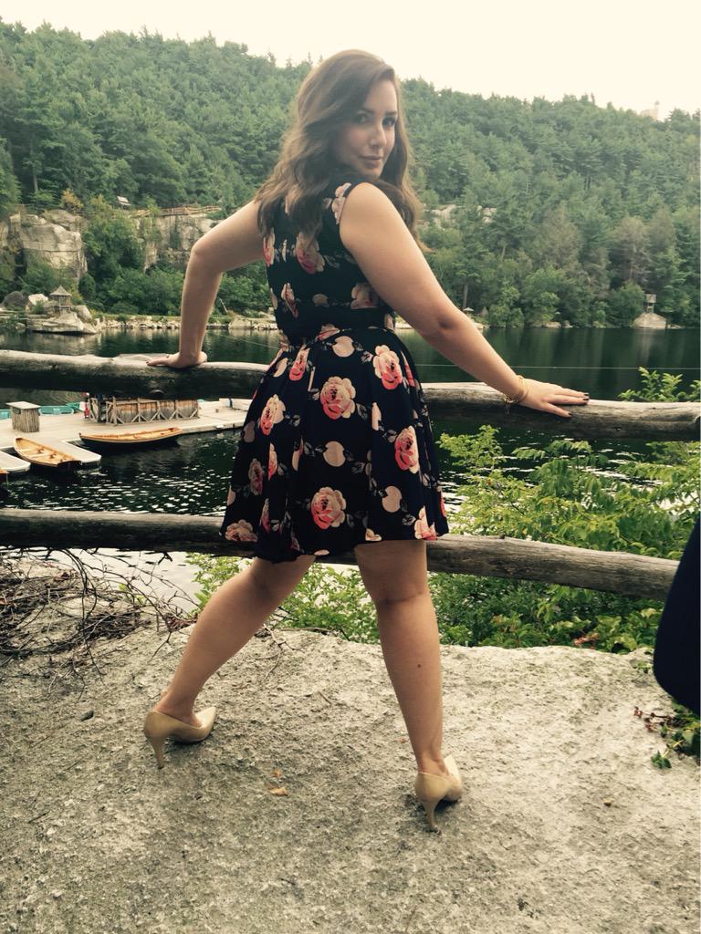kcarroll_21's tweet photo. This fine thang tho. #hitchedtorich #NY #VOGUE @jessbelden http://t.co/ORrnjTcXu3