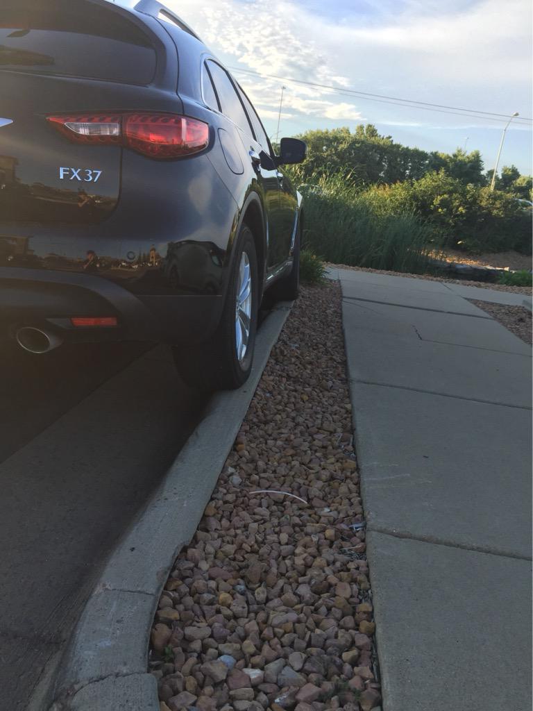 Aviate_Fly's tweet image. My moms parking job 😑