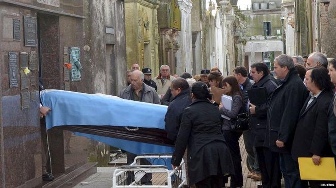 BBCSport's tweet photo. The body of 1950s motor-racing legend, Juan Manuel Fangio, has been exhumed.

http://t.co/nzQEnBgi1g #bbcf1 http://t.co/tWSCEuOtJE