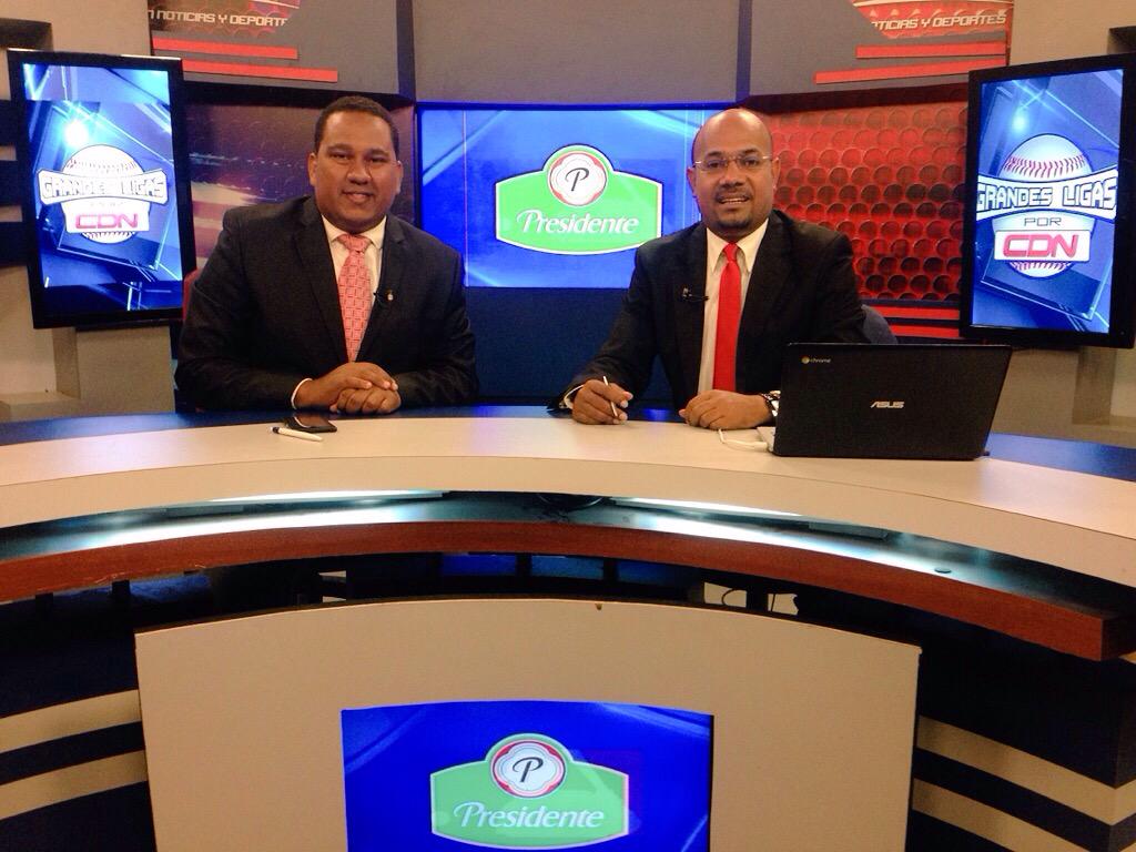 Orlandomendez7's tweet photo. Batazo profundo que busca atrás el jardinero derechoooo #PerdiLaConexionConEllaaaa Justin MM #YankeesTorontoCDN 4-0. http://t.co/Lb0GGAD37T