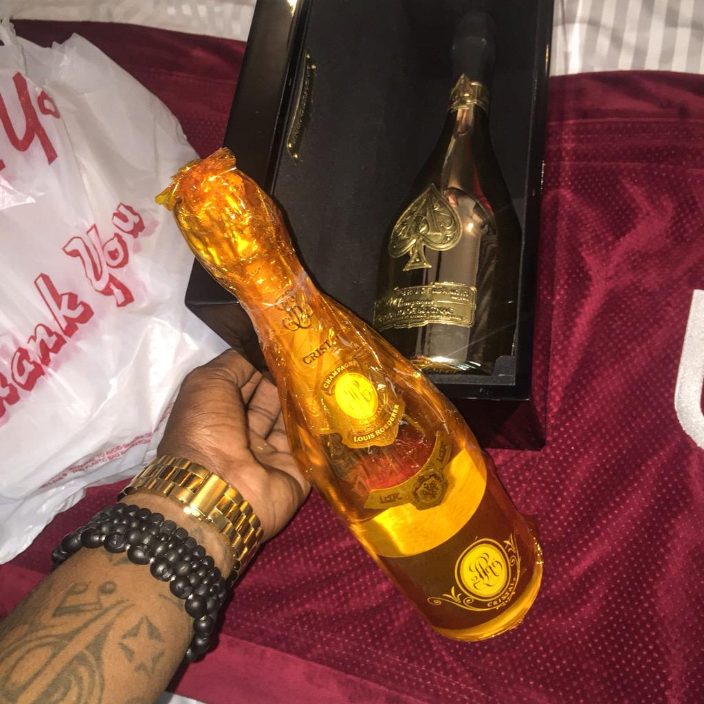 DroTheGod's tweet image. Happy bday to me 🎉🎉🎊🎊🎊🎉🎉😩😩😩😩💰💰💰💰🍻🍻🎁🎁🎁☀️🌴 #MiamiLife