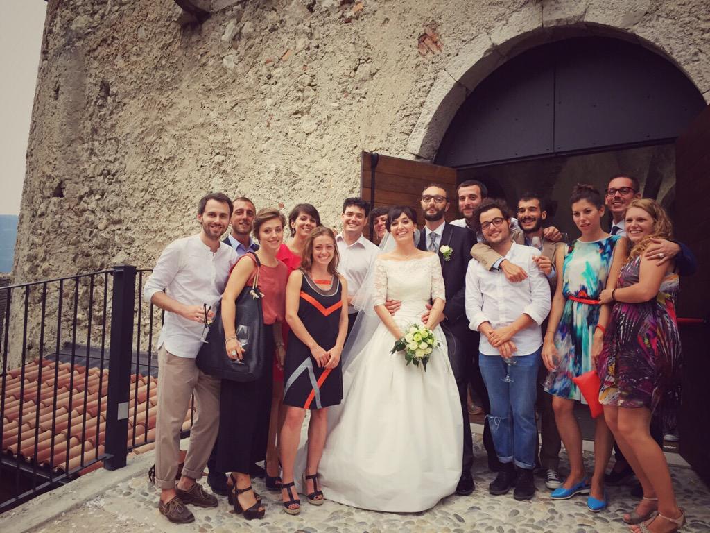 apsdeina's tweet photo. Oggi la grande famiglia #deina ha sfoggiato abiti eleganti per abbracciare Fra e Cri in questo giorno speciale. :) http://t.co/7DhxzMaFQ1