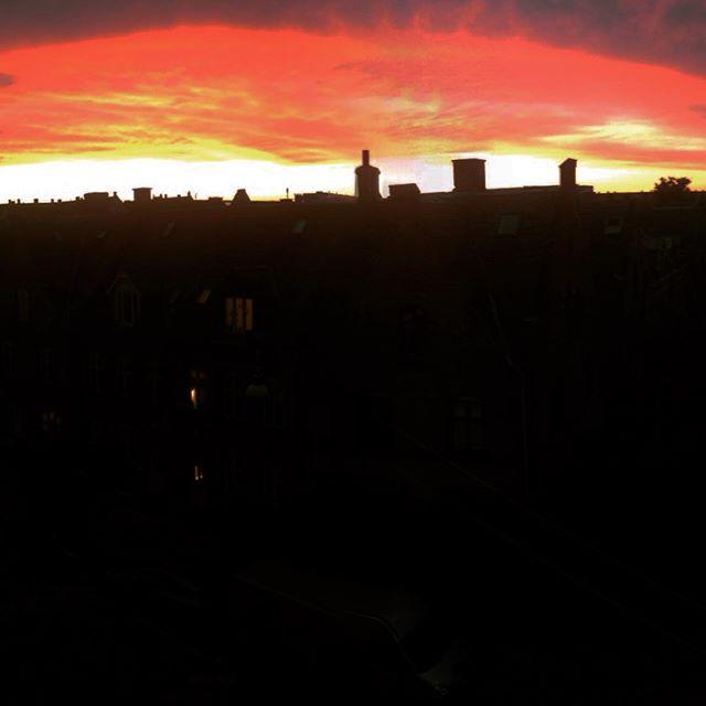 ByRumogLighed's tweet photo. Nyder en af de sidste solnedgange fra lejligheden. #lavsoloverøsterbro #taksolfar http://t.co/GqSBI45jIZ