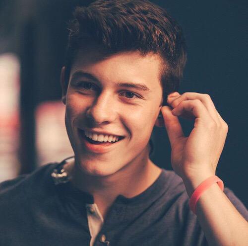 Happy birthday Shawn Mendes, you\ve come me so far from making vines ( August 8 1998 age 17) 