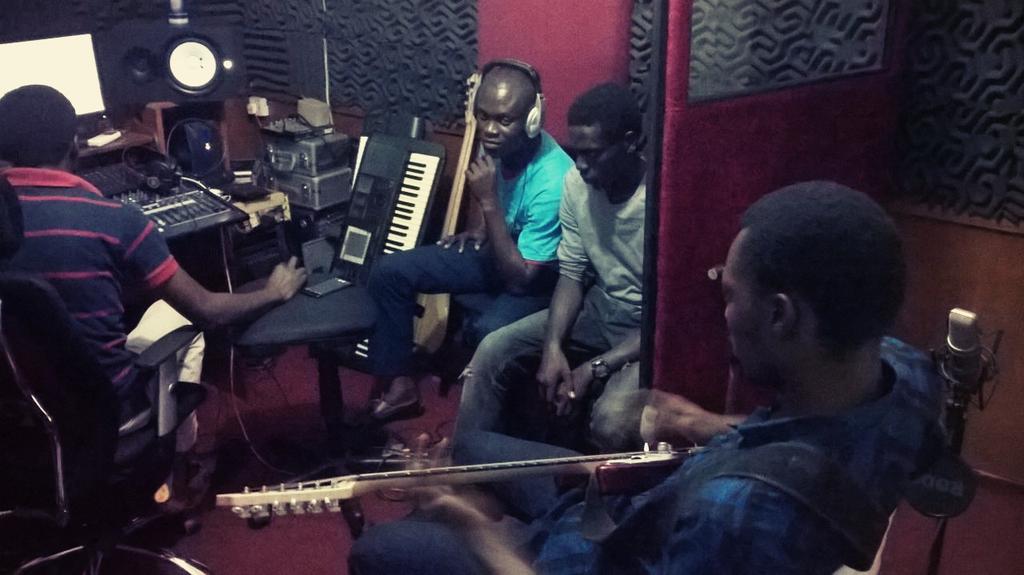 BamideleGospel's tweet photo. #cookingasong wit my producer@Ifiok. My Co-producer/🎸Signatures@Otedola. Dis song wil take u deeper @GospelHotspot http://t.co/crvh7Sm47o