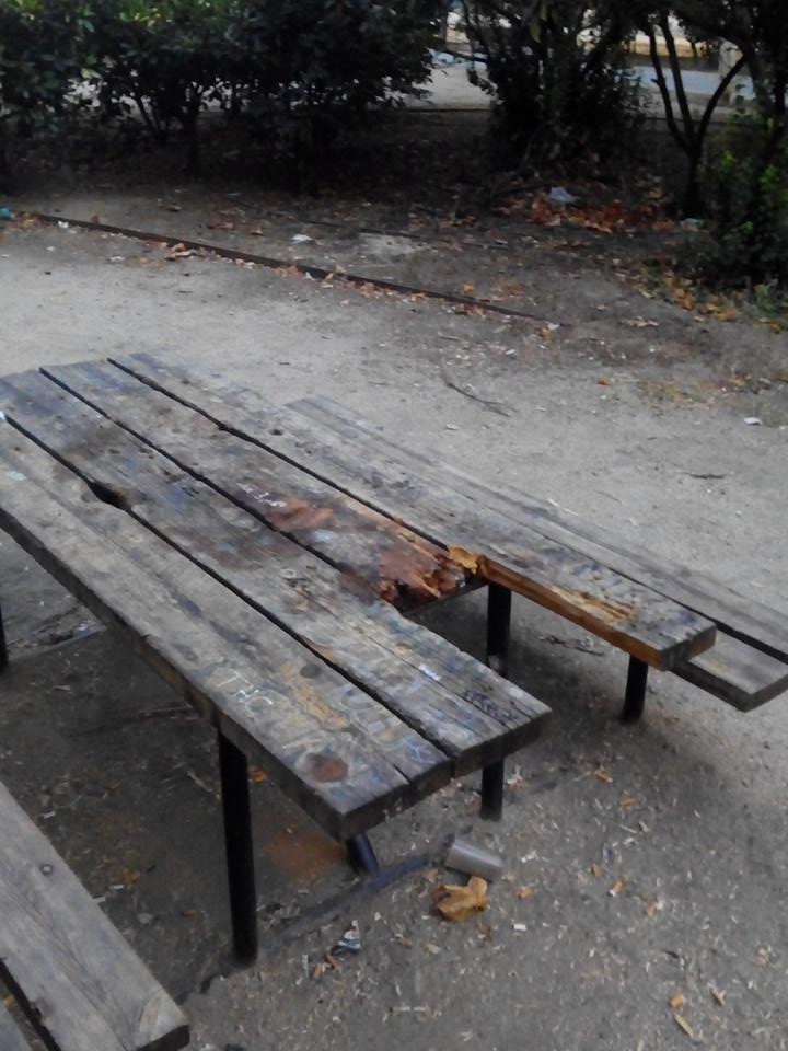benifertru's tweet photo. @ManuelaCarmena Informarla del pésimo estado de las mesas d la Pza del Parterre,Carabanchel.SOLUCION YA!Adjunto foto: http://t.co/ZfPfn5pYnd
