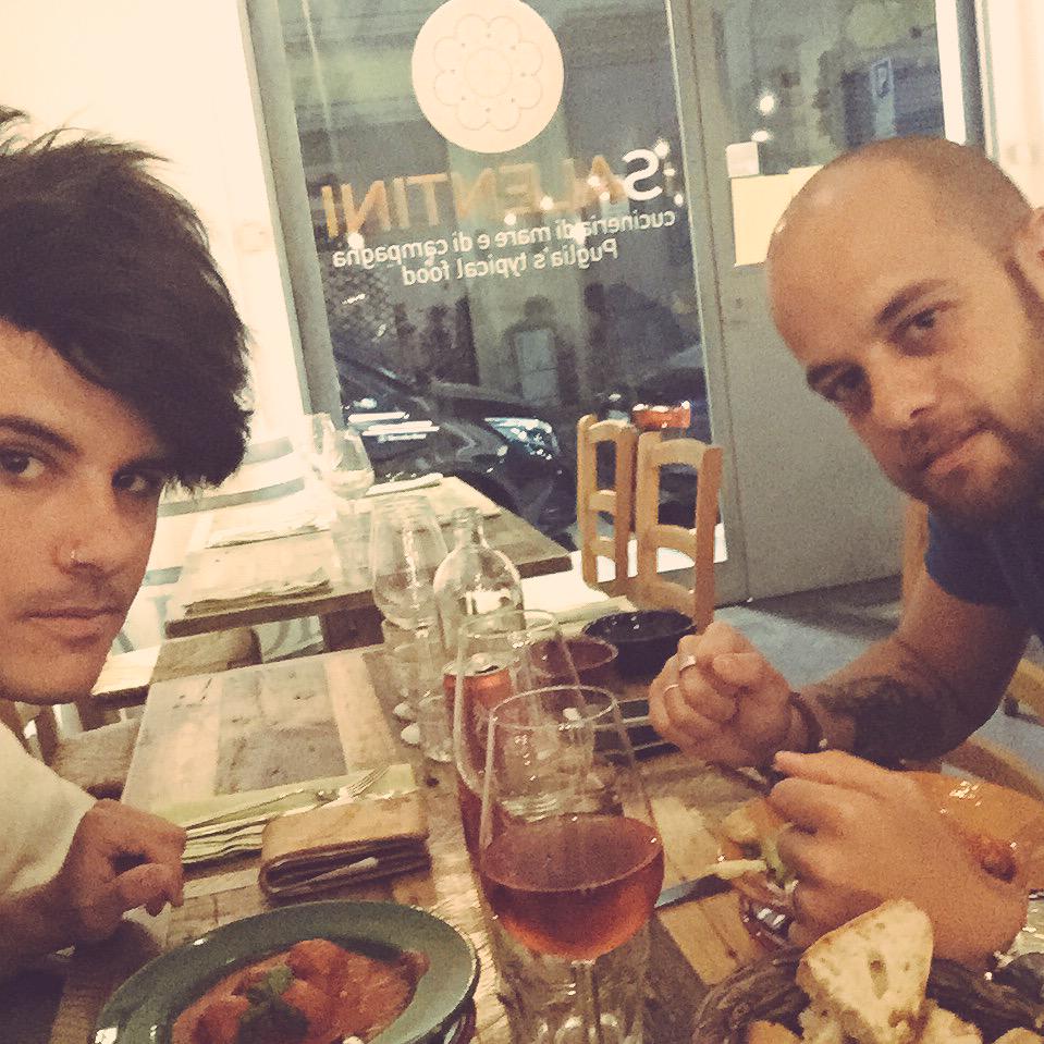 AlexKolors's tweet photo. Cibo salentino!! #polpette #frisa #dayoff #milanovuota @GabrieleLecce http://t.co/kCnT0NHGp9