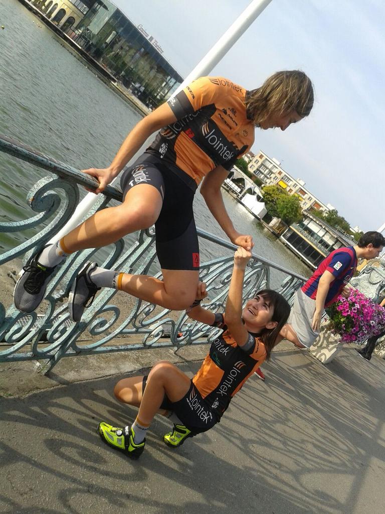 belencycling's tweet photo. El @LointekTeam es todo amor entre compañeras http://t.co/LYd2buMobU