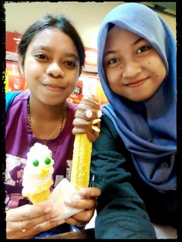 CSinuor's tweet photo. spending our time with them and my friend from kalimantan..😁😄😃deny.. http://t.co/KM621NdJrU