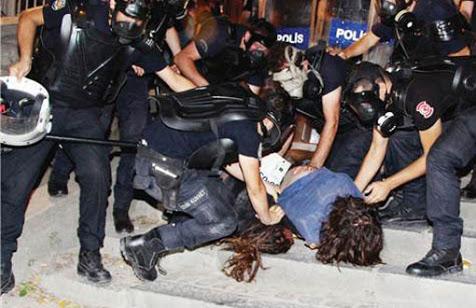 Kimse söylemez ama ,
Bu millet polis ölünce öyle pek üzülmez..
Asker şehit olursa kahrolur, üzülür..
Neden acaba :))