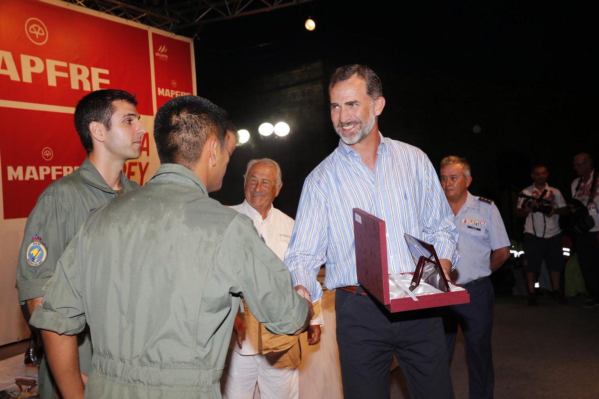 CasaReal's tweet photo. El Rey entregó los trofeos de la regata de vela 34ª @CopaReyMAPFRE en el @RCNPalma http://t.co/oBuoJB5XPx http://t.co/D3NuWDxeIP