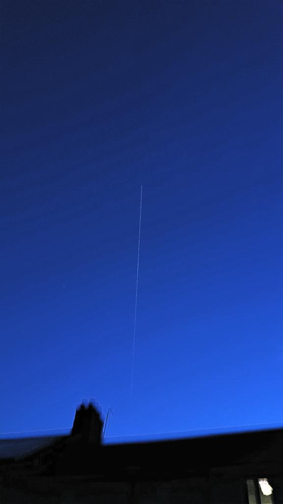 Pixie_kh's tweet photo. Tonight's 1st #ISS pass from #london using my #Samsung #S5 & #CameraFV-5 app. Still a few problems but it now works ☺ http://t.co/V7hv42iK5G