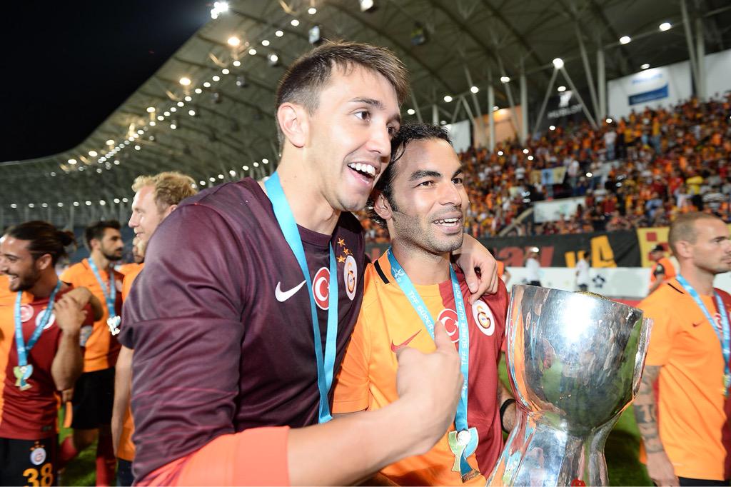GalatasaraySK's tweet photo. Elleri küçük, yüreği büyük adam, kaptanıyla. http://t.co/JTme9kXCJm
