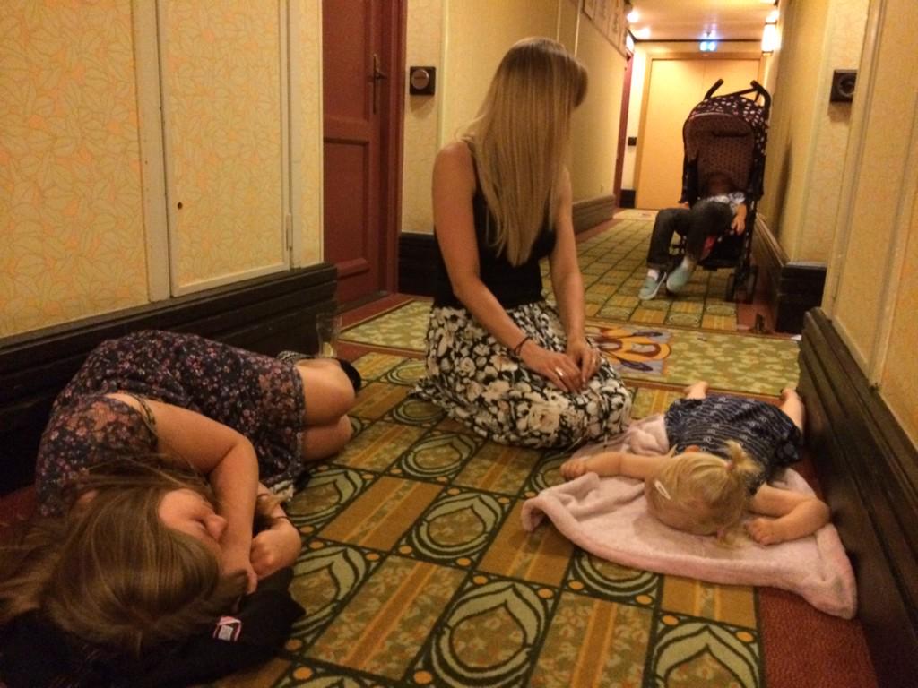 <a href="/DisneyParis_EN/">Disneyland Paris EN</a> 3 hours ago I told Sequoia Lodge that i couldn't get in the room. This is my 2, 6, &amp;10 year olds now