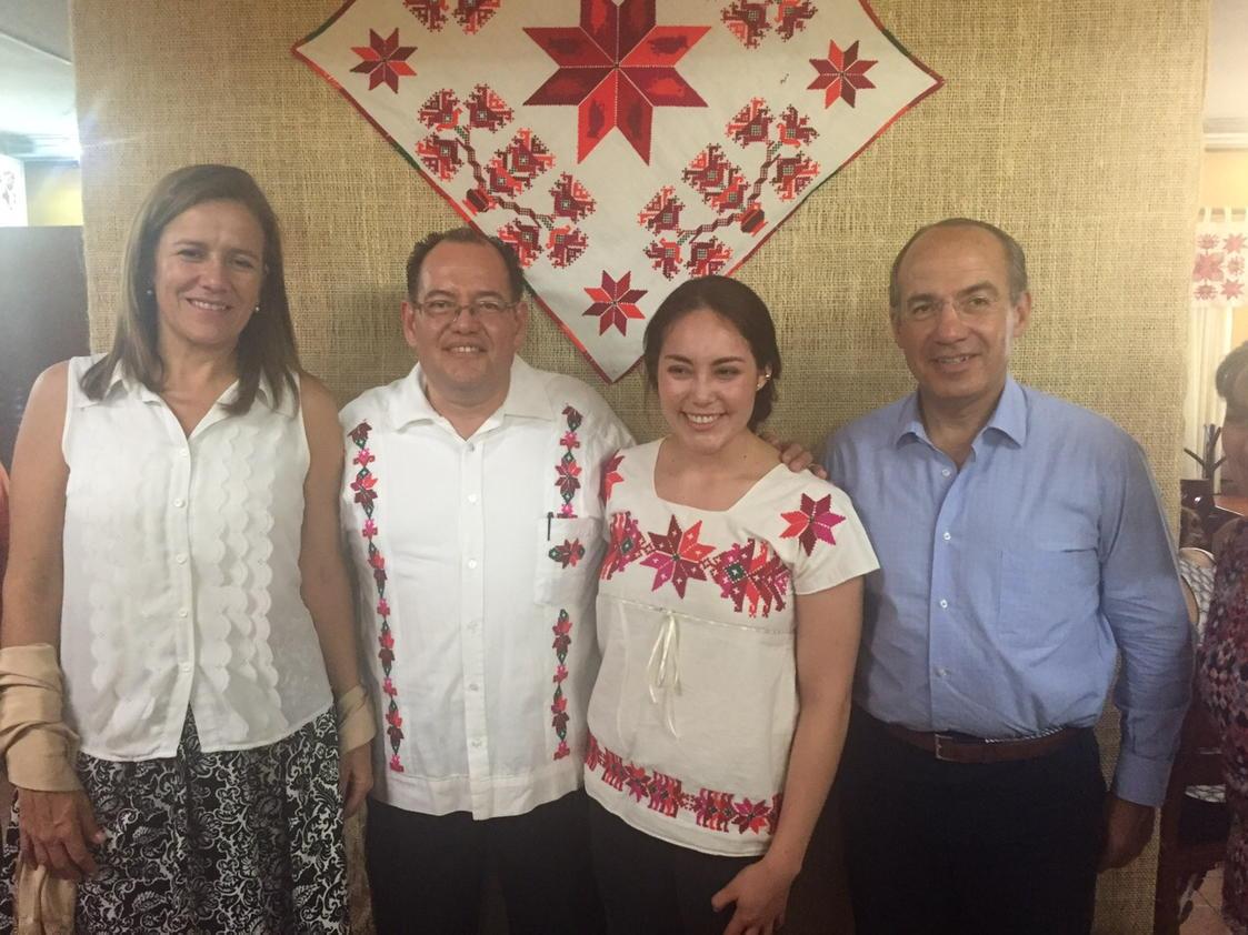 FelipeCalderon's tweet photo. Hoy comimos @Mzavalagc y yo en el "Rincón Huasteco" de San Luis Potosí; ¡ muy rico! Gracias  a la familia Galván. http://t.co/6OOKyT1bcE