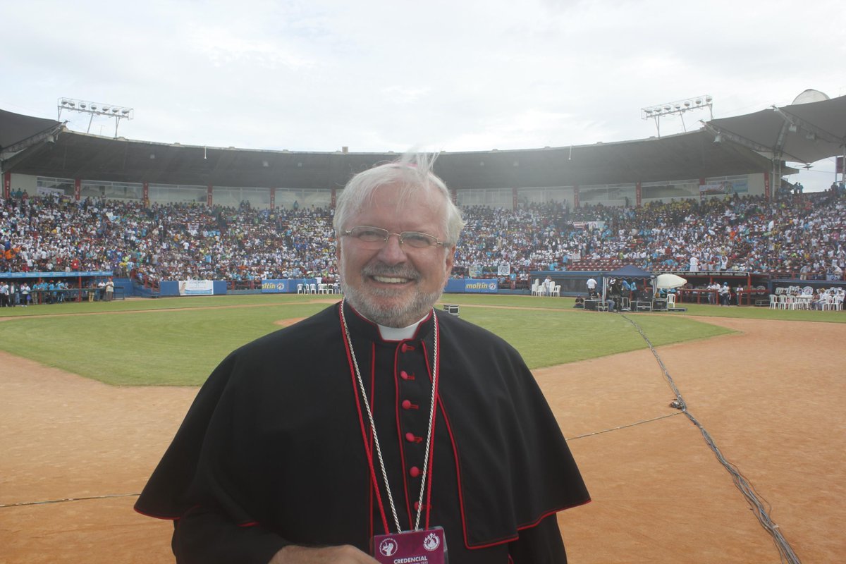 enajovenezuela's tweet photo. El Nuncio Apostólico Monseñor Aldo Giordano saluda a los jóvenes presentes en el #ENAJO2015. http://t.co/HUlUv1C0Af