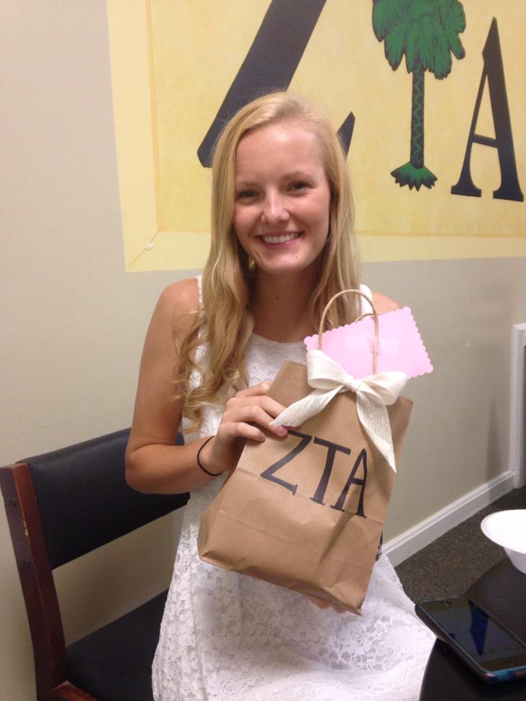 ZTABOPanhell's tweet photo. @AdpiGamecocks y'all are the SWEETest neighbors http://t.co/e7NWrZLpiQ