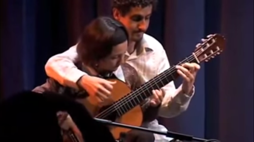 moncouple's tweet photo. Un couple incroyablement fusionnel joue de la guitare à 4 mains #love #couple #amazing http://t.co/NnVvlfrCF5 http://t.co/ILagrKmeES