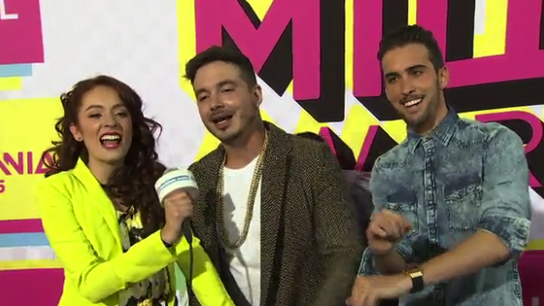 TelevisaTVmx's tweet photo. El cantante @JBALVIN pone a bailar a @FernyGraciano y @robertocarlomx en los #Millennial2015 http://t.co/U1eHGnHq07 http://t.co/MoqbjkJTP7
