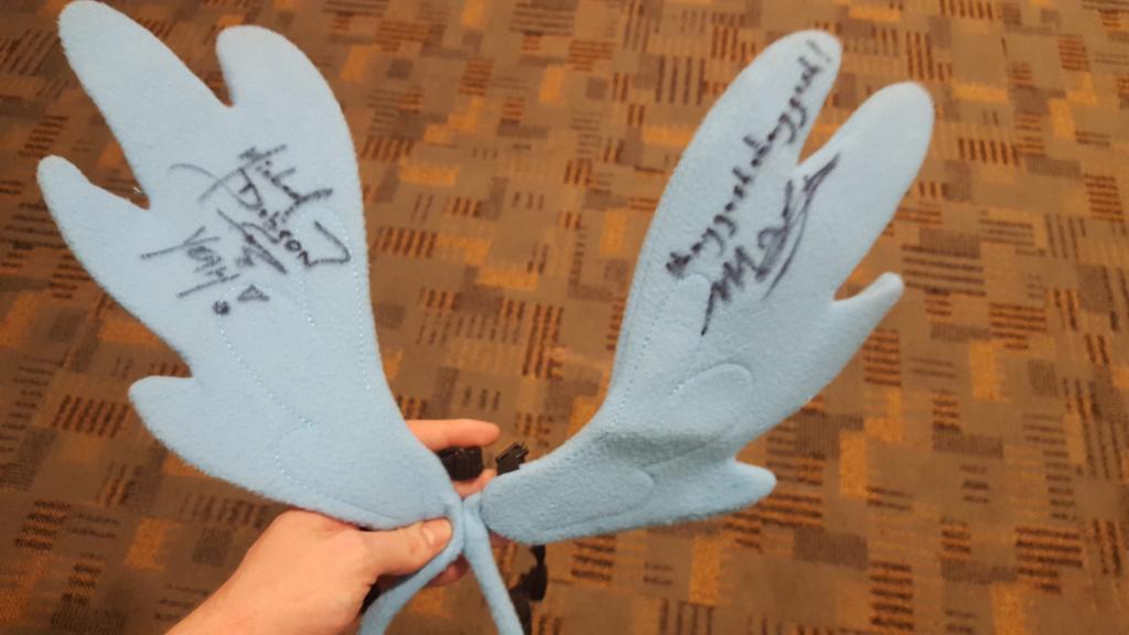 RainbowDash_93's tweet photo. Both wings signed by two awesome people #MALarson #MichaelDobson #BronyCon #BronyConMoments http://t.co/N86rHFHOfl