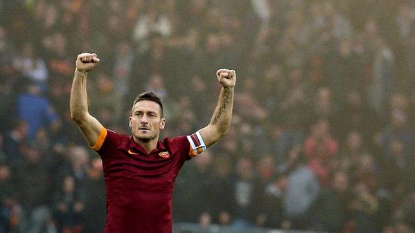 FutbolModerno_'s tweet photo. Tiene 38 años, pero corre, pelea, acompaña, defiende y ayuda al equipo a siempre estar arriba.

¡Francesco Totti! http://t.co/L36g7jR75F