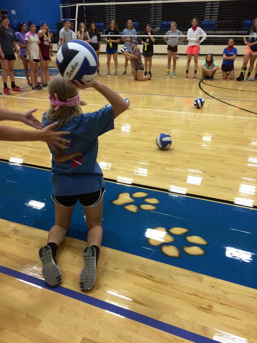 NISDMerILee's tweet image. @Toraz_5 v. @madissson3 in blind dodgeball #dsthrowdown #morecommunication @BNHSVBall