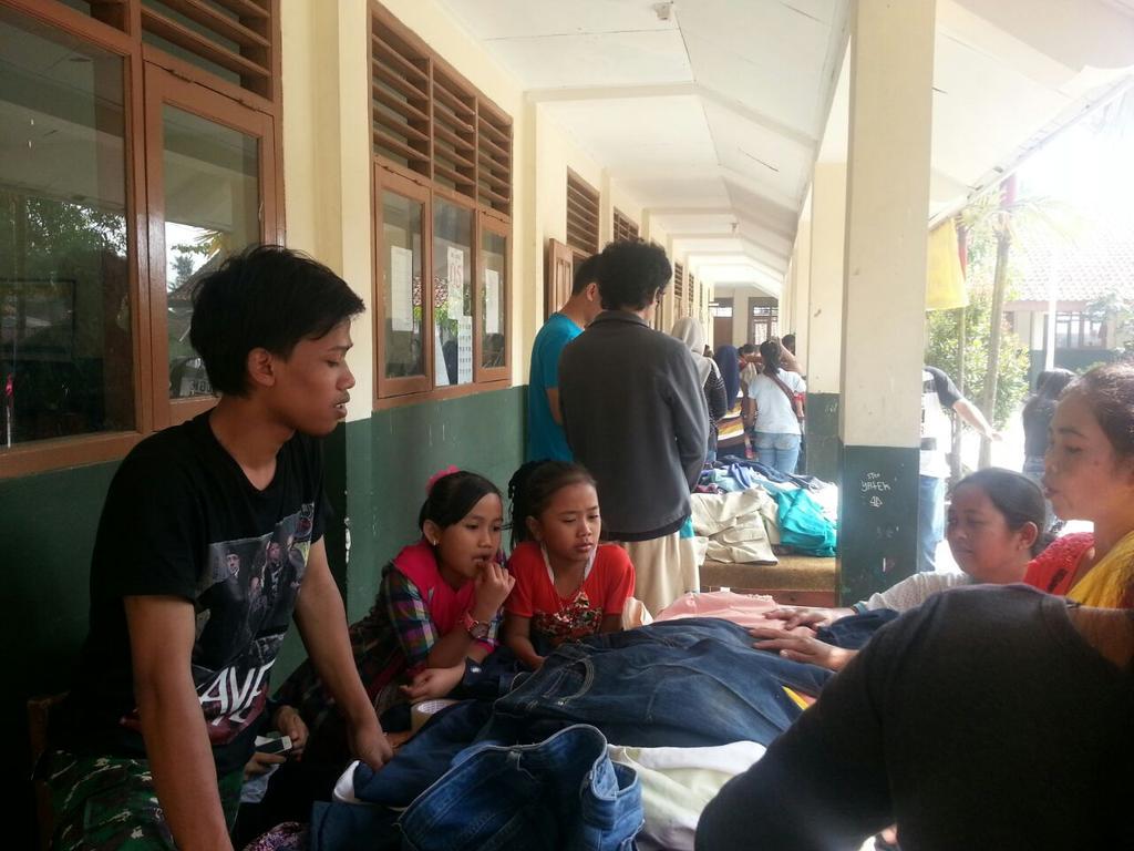muflih666's tweet photo. KKN Galaxy 2015. #BazarMurah #Gerakan5JutaBiopori http://t.co/MvcSnCJanw