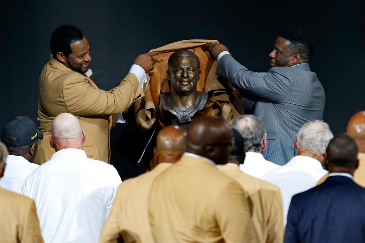WPXI's tweet photo. MORE GREAT PHOTOS coming in from @JeromeBettis36's special night! #BusToCanton #HOF36 #PFHOF15 http://t.co/M2uCg1HZqD http://t.co/jxFbMTaYUk