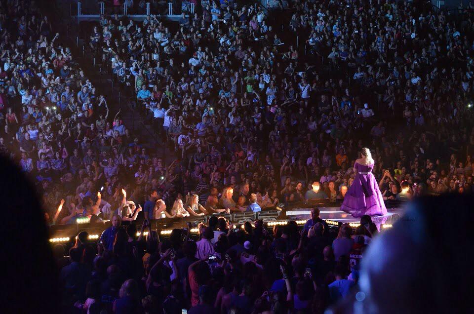 thedailylou's tweet photo. Kelly π #PieceByPieceTour #PxPDEN http://t.co/IXlFX4ifJy