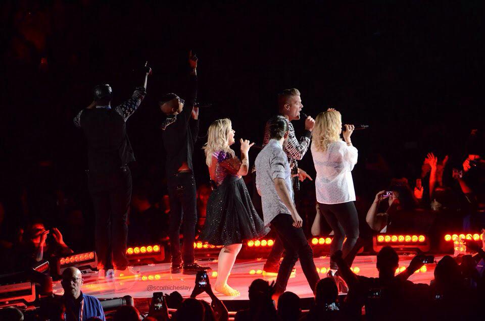 thedailylou's tweet photo. @PTXofficial and @kelly_clarkson rockin out to Heartbeat Song last Thursday! #PxPDEN #PieceByPieceTour http://t.co/GNXjMqrx6i