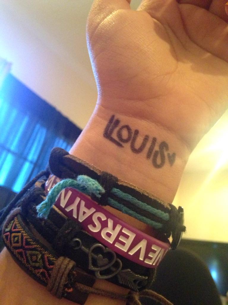 1arrystylingson's tweet photo. #louisproject @Louis_Tomlinson 💗 #WeLoveYouLouis 💁🏽 ILYSM BEB http://t.co/PGahM68CCU