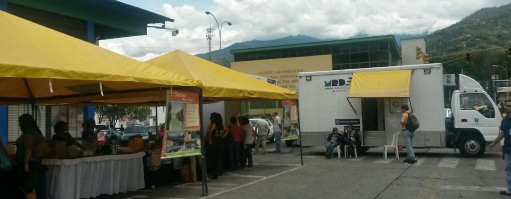 CarlosGarc1a's tweet photo. Así estuvo hoy el 2do Festival Turístico en la Plaza Glorias Patrias. Cultura, Salud, Gastronomía, Artesanía! http://t.co/WImuCUKpKW