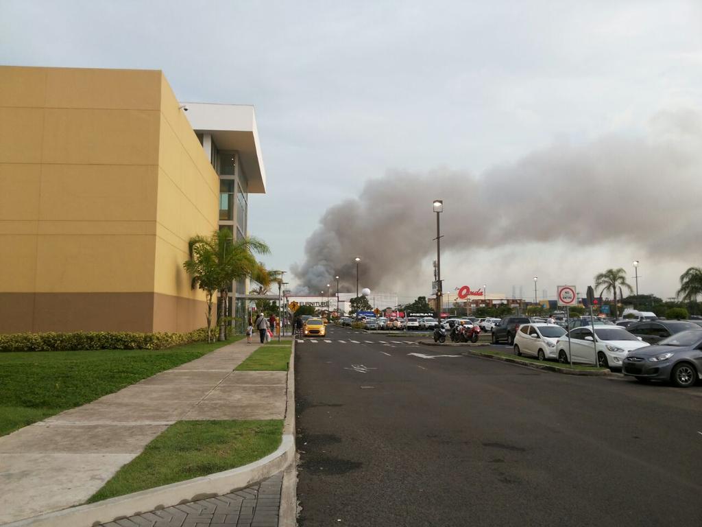 nexnoticias's tweet photo. .@BCBRP piden apoyo para controlar el incendio en almacén en Los Pueblos. http://t.co/wukpS6fuWE