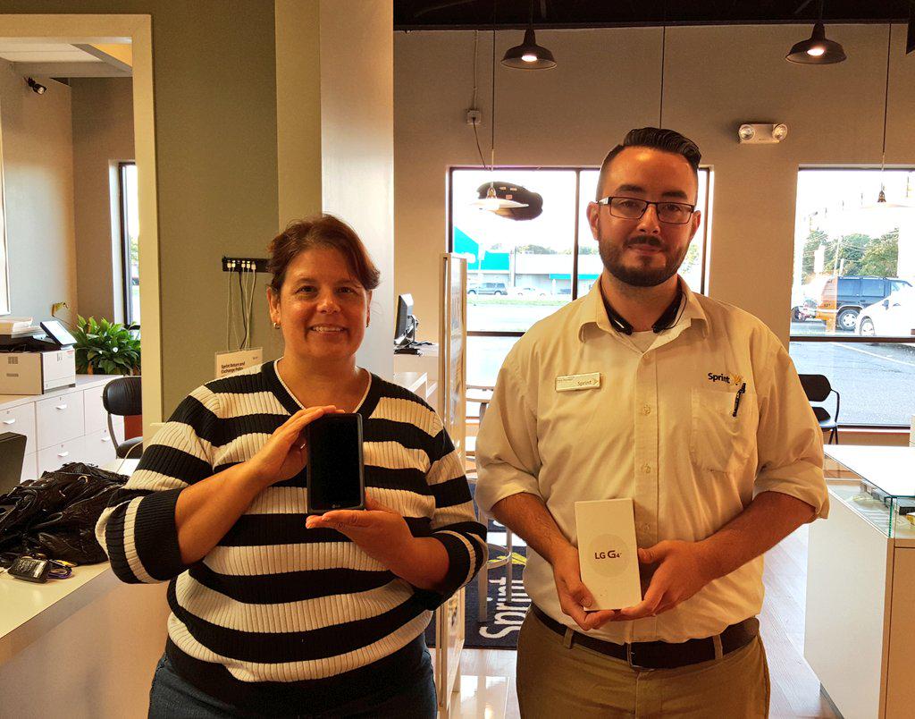 AdcommFXBG's tweet photo. Our reigning LG sales king sells another. Ringing the bell with another G4 sale! #LGFITS @SellWithLG @AdcommDigitelHQ http://t.co/kT4eBYcUUe