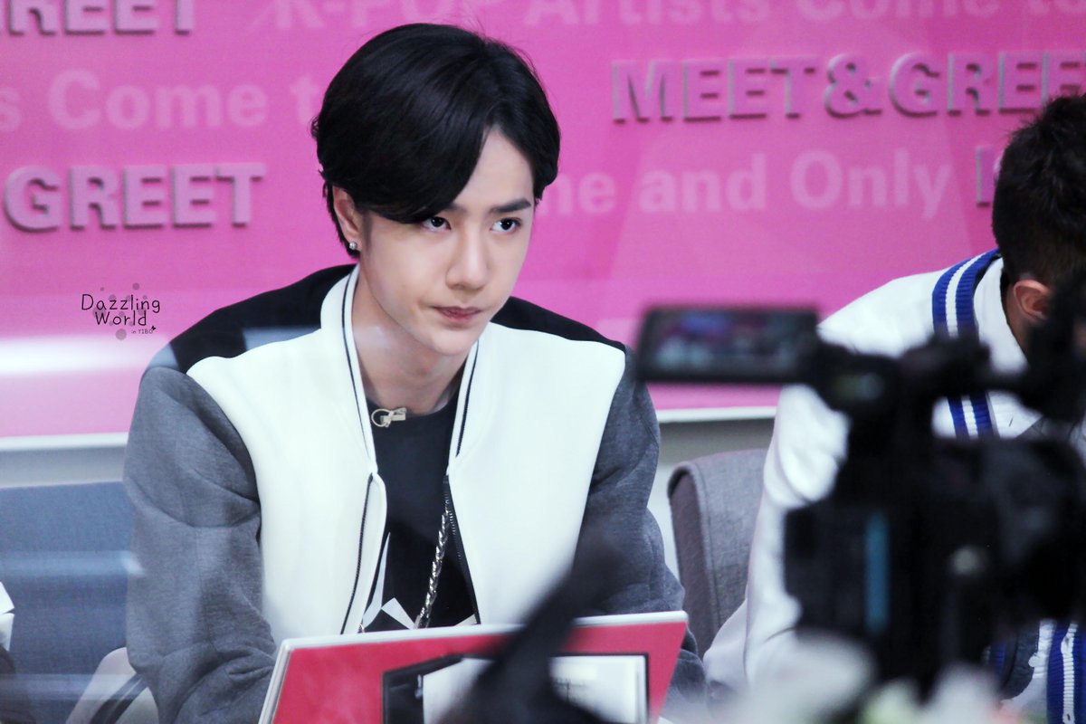 Dazzling_YIBO's tweet photo. 150626 MEET&amp;GREET(1) #왕이보 #이보 #유니크 #UNIQ 정말 늦은 사진이지만 잘생긴 이보오빠보고 용서해주세요8ㅅ8... 금방 2탄으로 돌아올게요!! http://t.co/wm7hGqHCqJ http://t.co/GlUbVS2yRB